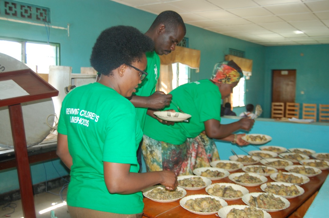 rclrwanda's tweet photo. Yesterday 06/1/2023 in collaboration with #BUSOGO and #GATARAGA Sectors Reviving Children's Livelihood (RCL) organized a meal consisting a full meals for malnourished children, and provided school clothes and school feeding for children sent back to school by RCL. @JADFMUSANZA https://t.co/7Kt7IfcR2I