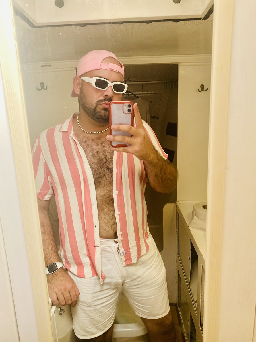 JonnyBG3's tweet photo. Beach day 🏝️ #gaykiss #beachvibes https://t.co/9sLOZB4xDH