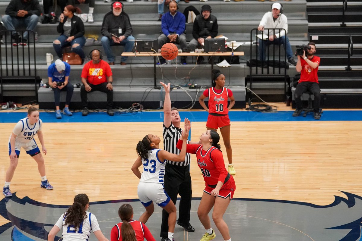JessicaEBorders's tweet photo. Great experience playing in the Hyvee Game of the Week. The atmosphere was amazing! Thanks for the pictures! 📸 @AjHildreth https://t.co/lzF1iIfQAJ