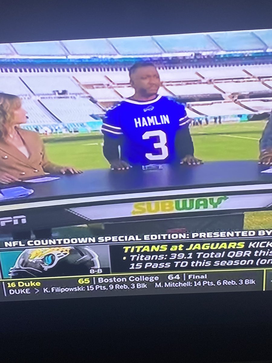 NATHANSprophecy's tweet photo. RG3s look at me moment.. come on guy.. as if the world doesn’t know who Bills #3 is by now… he’s even wearing the jersey backwards like an idiot! Hate fake people! https://t.co/XiWVf4VPNE