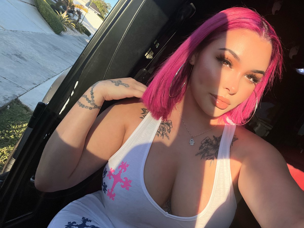 violetdagreat's tweet photo. Who wants to fuck me in my car? 😈 https://t.co/lKmbjKujaa https://t.co/bLCkh2Ih5H