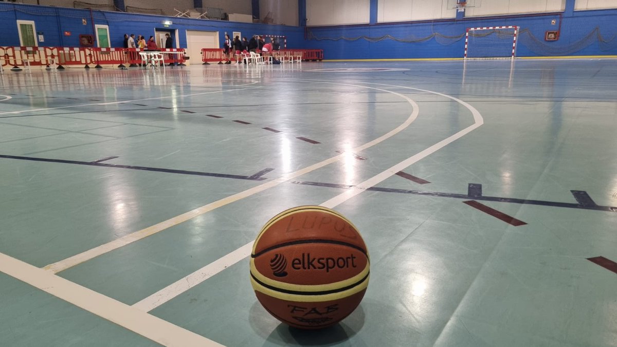 acuenca78's tweet photo. Comenzamos el año rodeado de baloncesto. Feliz año a mis amigos de la canasta! Nos vemos en la cancha! https://t.co/HVXpxuAGVY