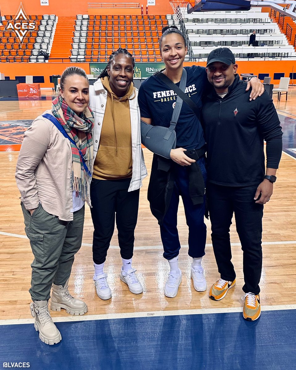 We just love an Aces reunion ❤️🖤

Coach Becky and Tyler traveled to Turkey to surprise Chelsea and Kiah at their game today.

#AcesAbroad