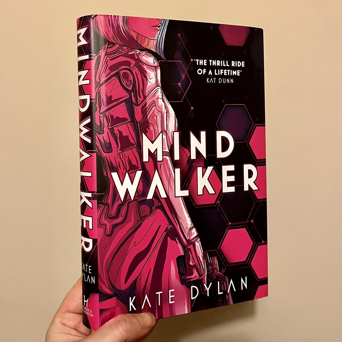 sarahbonner101's tweet image. Just finished #Mindwalker and *christ-that-was* it is BRILLIANT!

@TheKateDylan builds an incredibly vibrant (and frighteningly believable) future world full of fascinating characters, then plunges them into an adrenaline-drenched story. Highly recommended ⭐️⭐️⭐️⭐️⭐️⭐️ (yes, 6!)