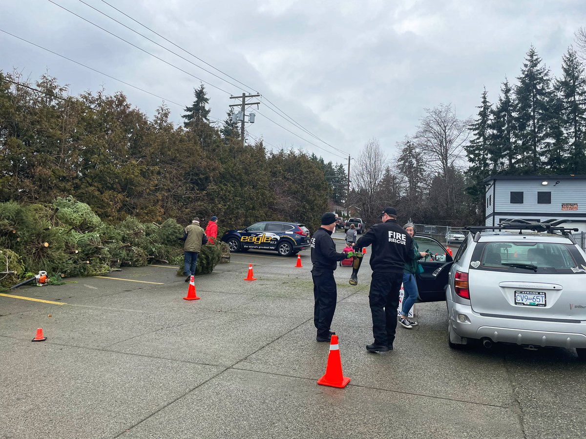 TheEagle973's tweet image. Bring your Christmas tree to @comoxfire today until 4 pm and tomorrow 10-4 pm for their annual Christmas Tree Recycling. Also, grab a hotdog and BBQ Timbit all by donation to @yanacomoxvalley! - Jake #ComoxBC #ChristmasTreeRecycling #YanaComoxValley #BBQTimbits