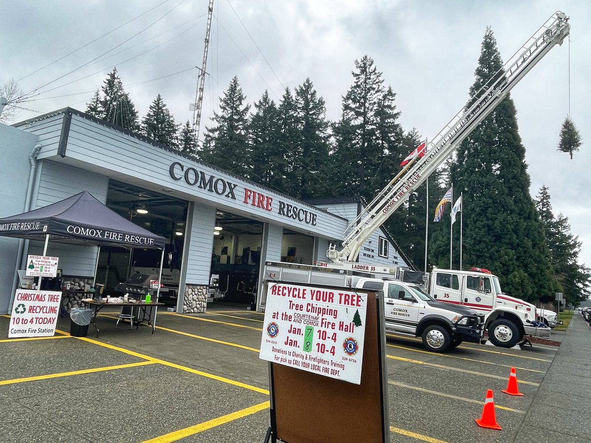 TheEagle973's tweet image. Bring your Christmas tree to @comoxfire today until 4 pm and tomorrow 10-4 pm for their annual Christmas Tree Recycling. Also, grab a hotdog and BBQ Timbit all by donation to @yanacomoxvalley! - Jake #ComoxBC #ChristmasTreeRecycling #YanaComoxValley #BBQTimbits