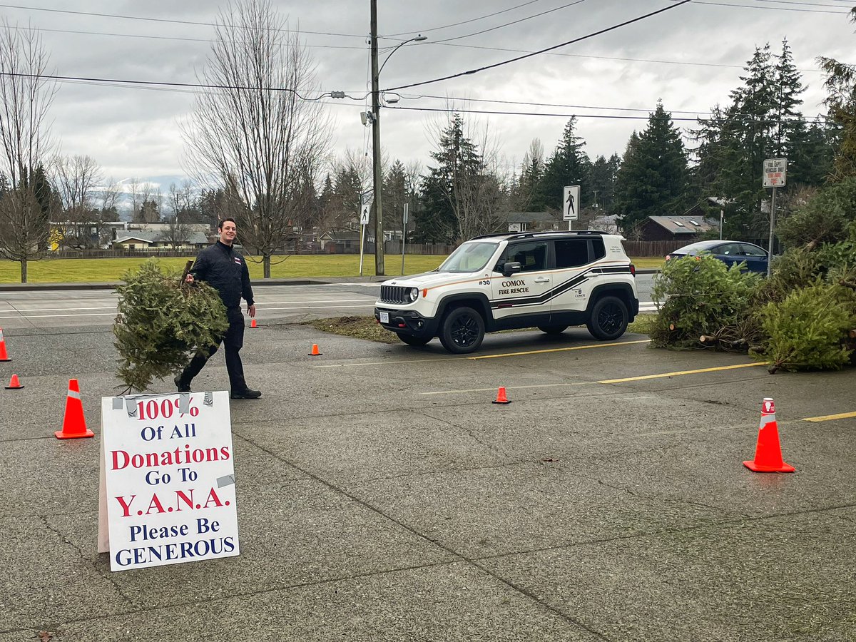 TheEagle973's tweet image. Bring your Christmas tree to @comoxfire today until 4 pm and tomorrow 10-4 pm for their annual Christmas Tree Recycling. Also, grab a hotdog and BBQ Timbit all by donation to @yanacomoxvalley! - Jake #ComoxBC #ChristmasTreeRecycling #YanaComoxValley #BBQTimbits
