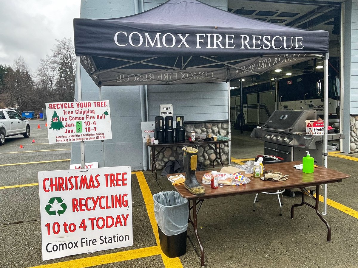 TheEagle973's tweet image. Bring your Christmas tree to @comoxfire today until 4 pm and tomorrow 10-4 pm for their annual Christmas Tree Recycling. Also, grab a hotdog and BBQ Timbit all by donation to @yanacomoxvalley! - Jake #ComoxBC #ChristmasTreeRecycling #YanaComoxValley #BBQTimbits