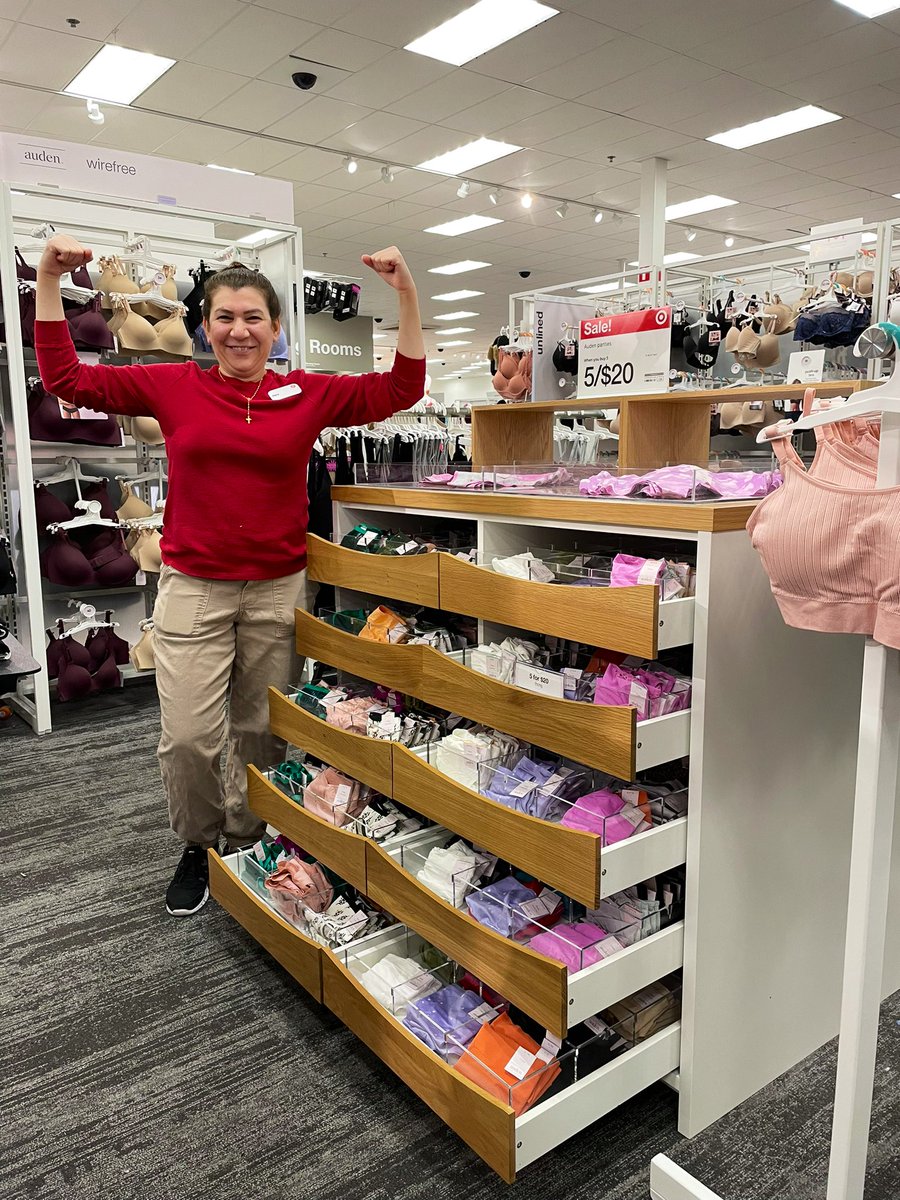 Specialty0927's tweet photo. Nothing warms my heart more than perfect panty folds on a Saturday afternoon! GREAT JOB Linda! #VisualStandards #PumpItUp #Bounceback #T0927 🎯 @AmandaSully01 https://t.co/rSGZJY3Lpo