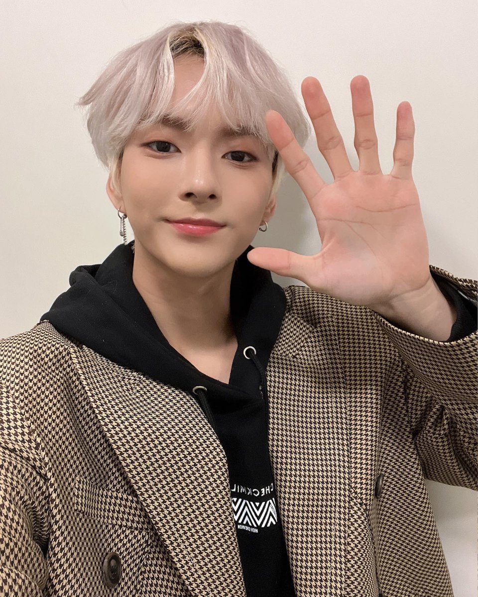 𝙿ero las cosas no acaban aquí y es por ello que mis pawtitas se pusieron en marcha al #𝟶𝟽𝟶𝟷𖣂ː𝑓әst⁩ 💐 para que las reinas de este día me vean cómo su chambelán con tal de enamorarlas aunque sea con mis payasadas de medianoche. 

𝚔aito • ꮯōmpass, 𖤓.