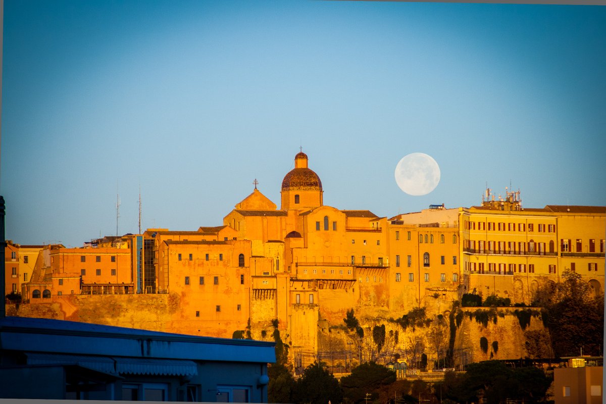 Poldo_'s tweet photo. Castello si presentava così, ornato dalla luna che alle 7:30 aveva deciso di tramontare in linea con la cattedrale.
La mia vecchia reflex e il suo teleobiettivo hanno fatto il loro onesto lavoro.  
#cagliari #castello #moon #luna #inverno #winter #reflex https://t.co/algddVEEjh