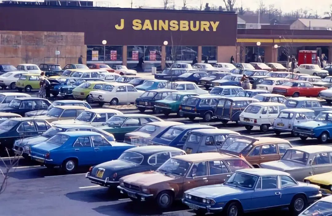 seventiesuk's tweet photo. How many of these cars can you name? https://t.co/xDaMo4AZZp