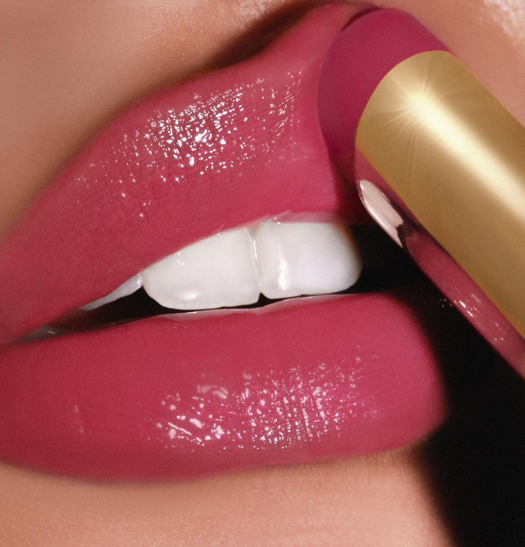 patmcgrathreal's tweet photo. Perfect your pout in lustrous luminosity with the #LipFetish #Divinyl Lip Shine, imparting iconic illumination in a lacquer-like hydrating formula that leaves lips luminous all day ⚡️⚡️⚡️ #TurnYourLipsOn NOW at https://t.co/YbyGE7Ocgf
Pout by @Rebellebeautyx https://t.co/OhU2JE89Tj