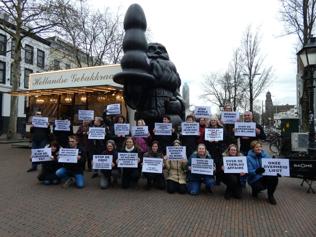 Vandaag waren deze kanjers weer aan het INFORMEREN in Rotterdam.

#hetkloptniet 
#waarligtjouwgrens 
#nietnormaalmakenwatnietnormaalis
#Rotterdam
#markthalrotterdam