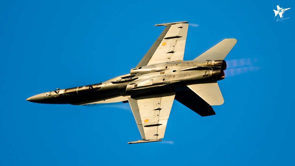 FOTOgrAAMA's tweet photo. #BuenasNoches
#EF18M #Hornet #Ala12 en acción.
#festivalaereogijon 2022
#SoloDisplay #festivalaereo #aviacion #spotter @GijonAirshow #Gijon @ejercitodelaire #nolebusquestrespies #AvGeek #avgeeks #aviationdailyphoto #festivalaereo #gijonairshow
📷 Cortesía de Joaquín Relancio https://t.co/wOvAlBUU3V