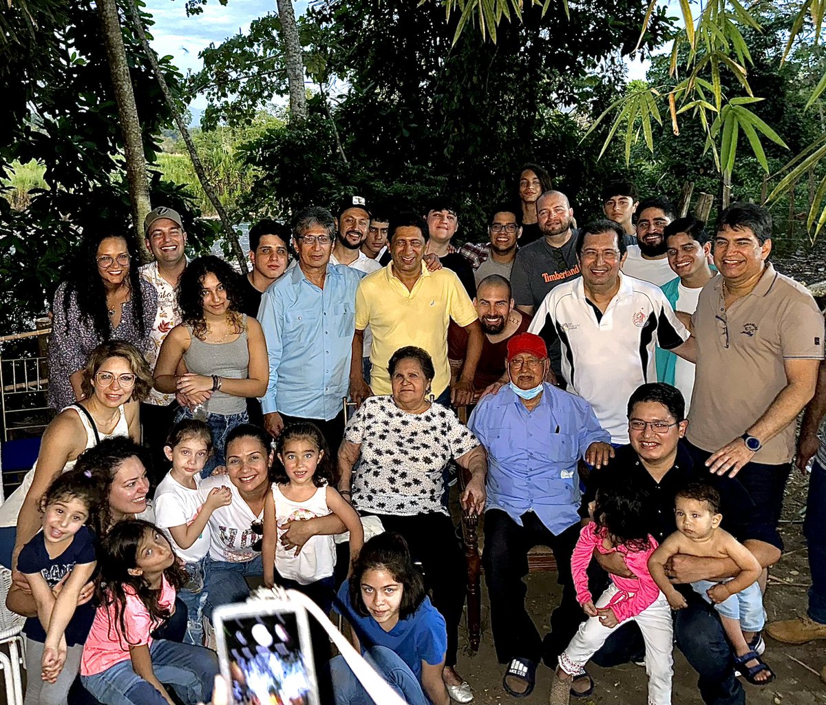 6Enero// Junto a Hijos, Niet@s , Bisniet@s y la Abuela Elena. Celebramos los 90 años del Maestro Hugo de los Reyes Chávez. El roble de la revolución Bolivariana, el padre del gigante Hugo Chávez Frias. En familia con amor infinito, nos abrazamos en su cumpleaños 90. #LaChavera❤️