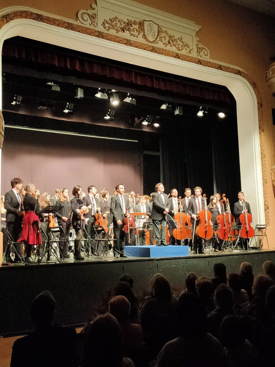 meritxellbudo's tweet photo. Avui a @ateneusc hem gaudit d’un magnífic concert d’any nou amb l’orquestra “Arts Simfònica Jove”, dirigida pel garriguenc Josep Ma Sauret i narrada per @viquiamador64 #trencanous #txaikovsky https://t.co/EyJYOcwGcB