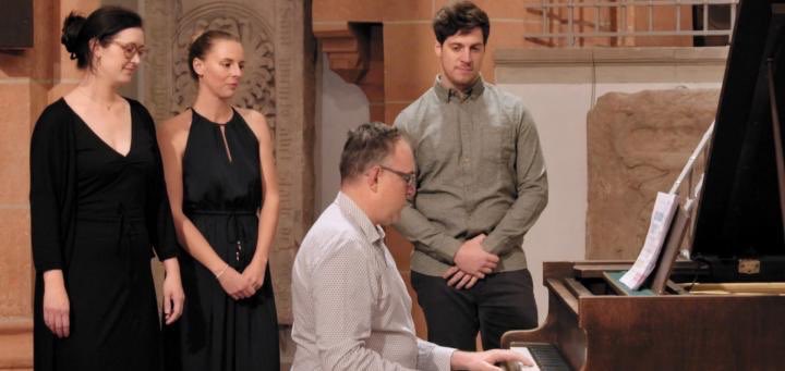 DeboraPost's tweet image. Leuke eerste aflevering van #widm maar wel erg veel gekopieerd uit de Belgische #Mol. De houten boxen doen me denken aan de opdracht in België waarin ze levend begraven werden, en het zingen aan de opdracht waarbij de Belgische kandidaten onopgemerkt piano moesten spelen.