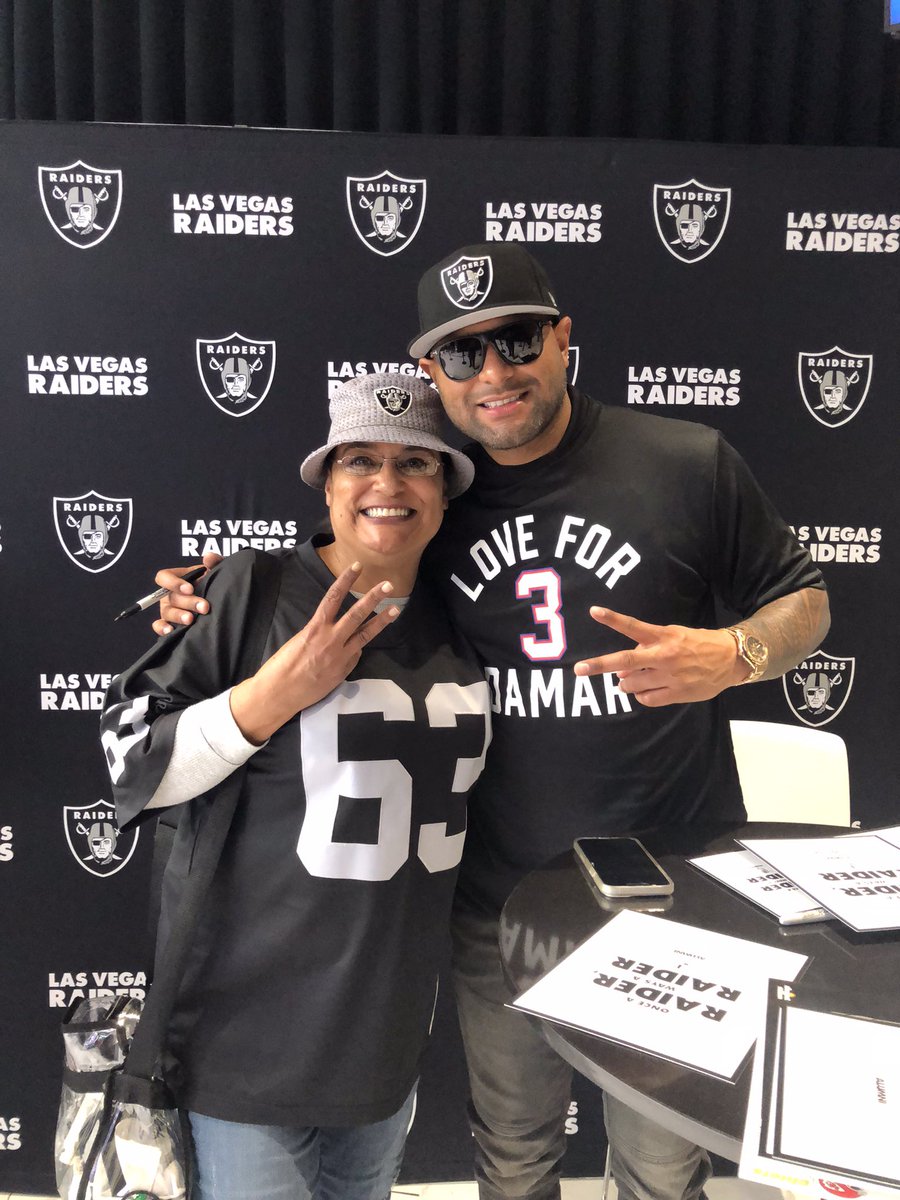 OGreen1013's tweet photo. @Raiders Louis Murphy! We are praying for Damar!! #3honoraryRaiderNation https://t.co/gR65LtV7Nz