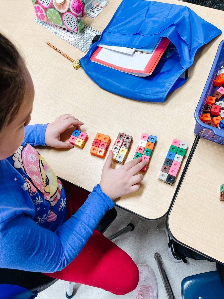 MelnychukSherri's tweet photo. In math this week the Grade 1s reviewed counting by 2s while the Grade 2s learned about increasing patterns. @DeshayeCatholic @RCSD_No81 #primarymath #splitgrademath #littlelearners https://t.co/q1jh9t5DfT