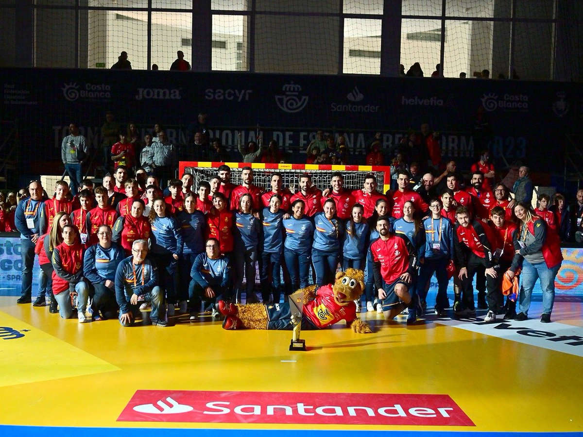 bmbenidorm's tweet photo. Semana de mucho trabajo y de muchas emociones. Nos queda el último empujón, pero agradecer la colaboración de todos los voluntarios sin los cuales esto no hubiera sido posible.

Mucha suerte a los #Hispanos en el Mundial. Gracias #Voluntarios #TIE2023Benidorm
@RFEBalonmano https://t.co/hHaZ02LWui