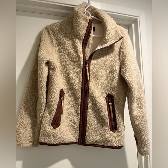 IiiWilde's tweet photo. So good I had to share! Check out all the items I'm loving on @Poshmarkapp from @JOzUSA95 #poshmark #fashion #style #shopmycloset #lclaurenconrad #torrid #patagonia: https://t.co/1Vs116WWzT https://t.co/4g33fYlK8f