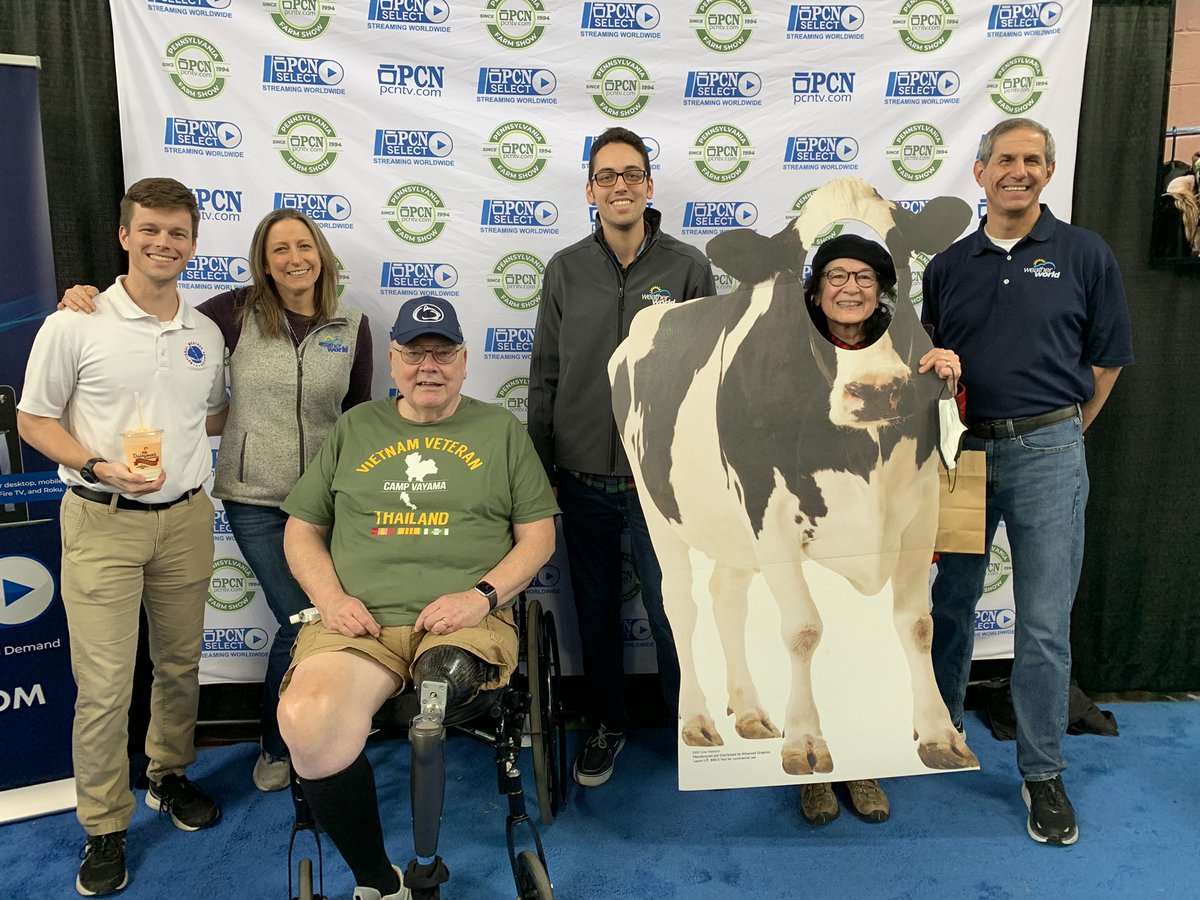 Moo-valous time at the #PAFarmShow today! Thanks to @pcntv for the invite and @padairymens for the treats! 

@FarmShowComplex #MilkshakeSmiles70