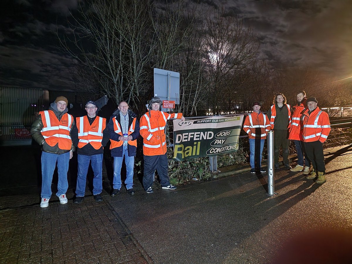 Evening picketline at Aylesbury TMD. 
8 hardy souls making history.  Push back now to secure our kids futures
@RMTunion 
#RailStrikes #SupportRailWorkers