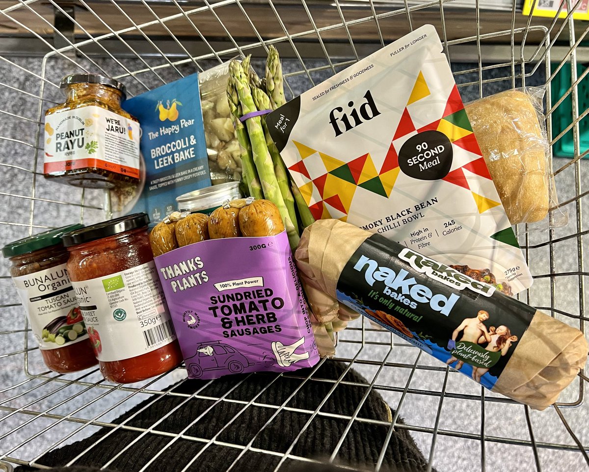 It’s super easy to pick up some amazing Irish plant-based brands in the supermarkets these days! All my weekend essentials including @eatfiid @thehappypear @jarudublin and @BunalunOrganic 😋. All available @SuperValuIRL ☘️☘️☘️ #shoplocal #shopirish