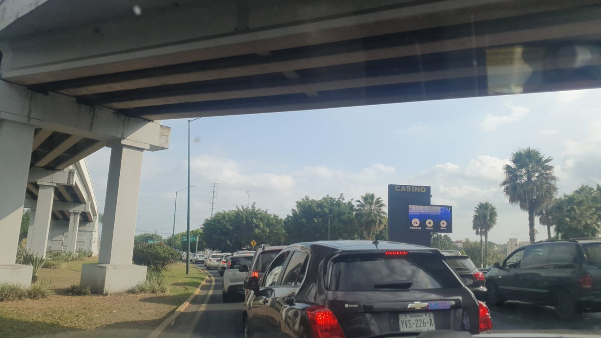 VialidadXalapa's tweet photo. Cerrado el acceso a Arco Sur. 
Tráfico muy complicado en la zona. 
@vialidadxalapa https://t.co/UHAQ0hZMKN
