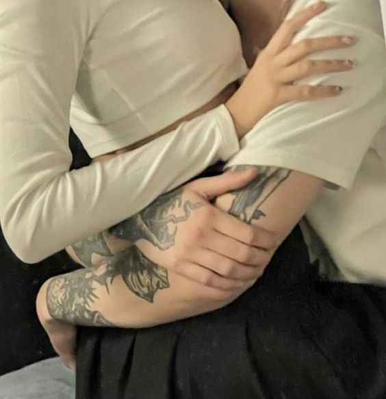 pmbookslv's tweet photo. «Para mí estar con Logan es como encontrar un remanso de paz. Sé que a él le sucede lo mismo»
«Cada vez que se refiere a mí como "su novia" delante de alguien, mi corazón da un saltito. Nunca antes nadie había parecido tan orgulloso al decir que sale conmigo» #LOGANLEAH #EADSN🤍 https://t.co/KsTGLBU0To