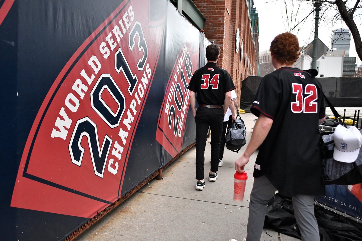 Thanks <a href="/UMassBaseball/">UMass Baseball</a> for the game day fits 👊

#FrozenFenway

#NewMass X #Flagship🚩