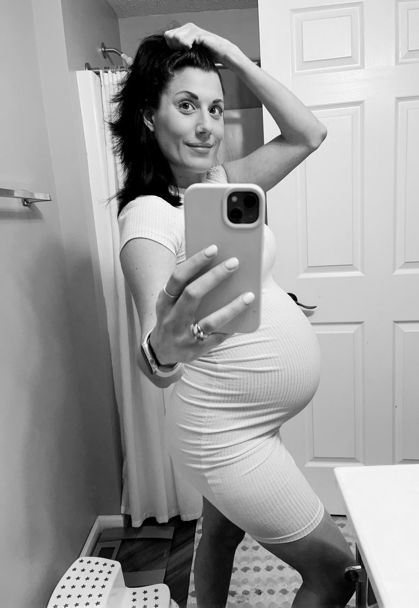 #33Weeks OMG! Heartburn and sleepless nights is ATH! 🔥💯😂 ..Almost there #AMCAPES! Let’s fukking go! 💖✨🚀🚀🚀

Also.. 6 more weeks to go. I’m getting induced at 39 weeks! 🙌🏻