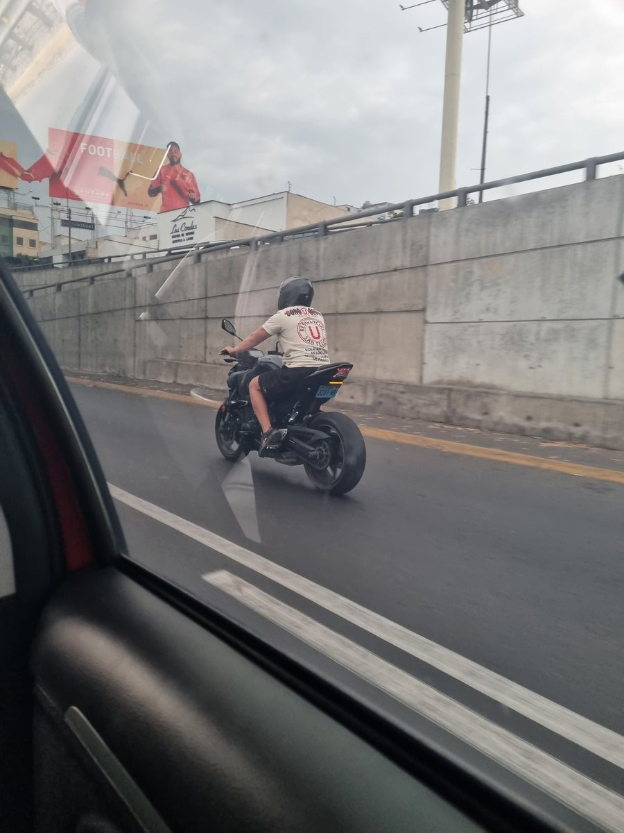 muricard's tweet photo. Solo por ser partido de la U justifica que estos payasos se metan por la Javier Prado haciendo piruetas?? @PoliciaPeru donde están? @Latina_Noticias @atv_noticias https://t.co/1ITiMVxsmJ