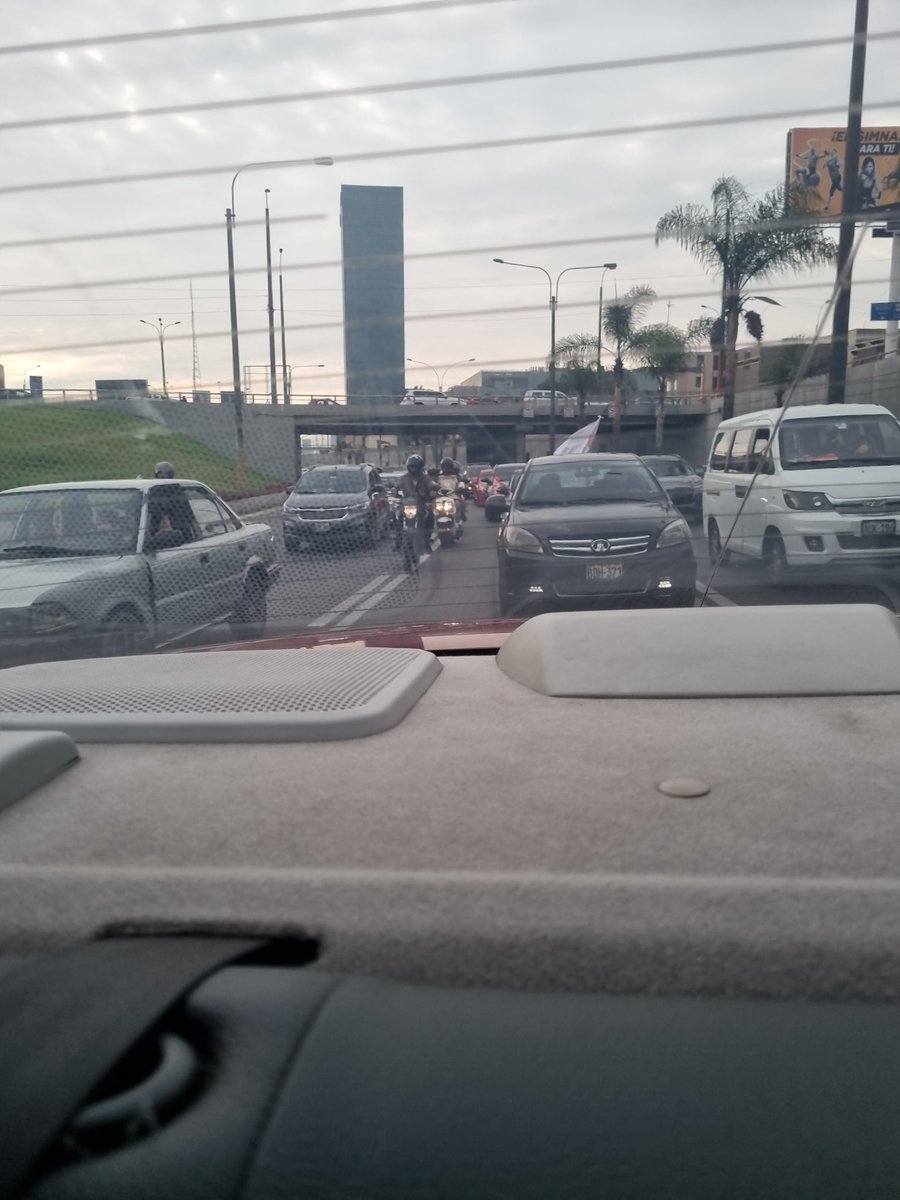 muricard's tweet photo. Solo por ser partido de la U justifica que estos payasos se metan por la Javier Prado haciendo piruetas?? @PoliciaPeru donde están? @Latina_Noticias @atv_noticias https://t.co/1ITiMVxsmJ
