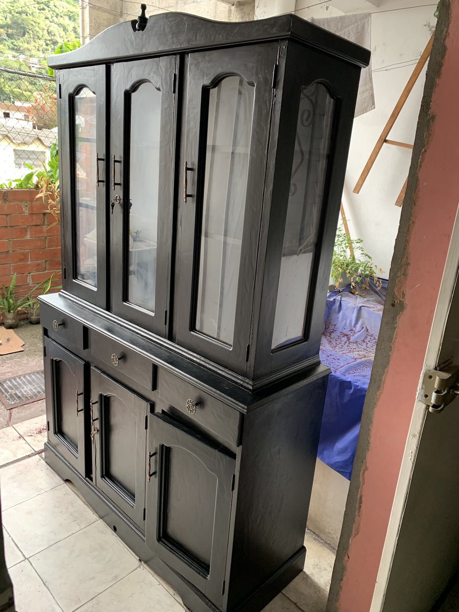 DesignSivar's tweet photo. ✅Restauración de pintura de color ocre/vino a negro brillante.
✅lijado para sacar poros 
✅Cambio de jaladeras en puertas y gavetas.

El antes y después! Ayúdenos a Rt por favor para llegar a más clientes.

Si nuestro trabajo te gusta contáctanos al WhatsApp 78593643.

DTB. https://t.co/GIR3YR5YrY
