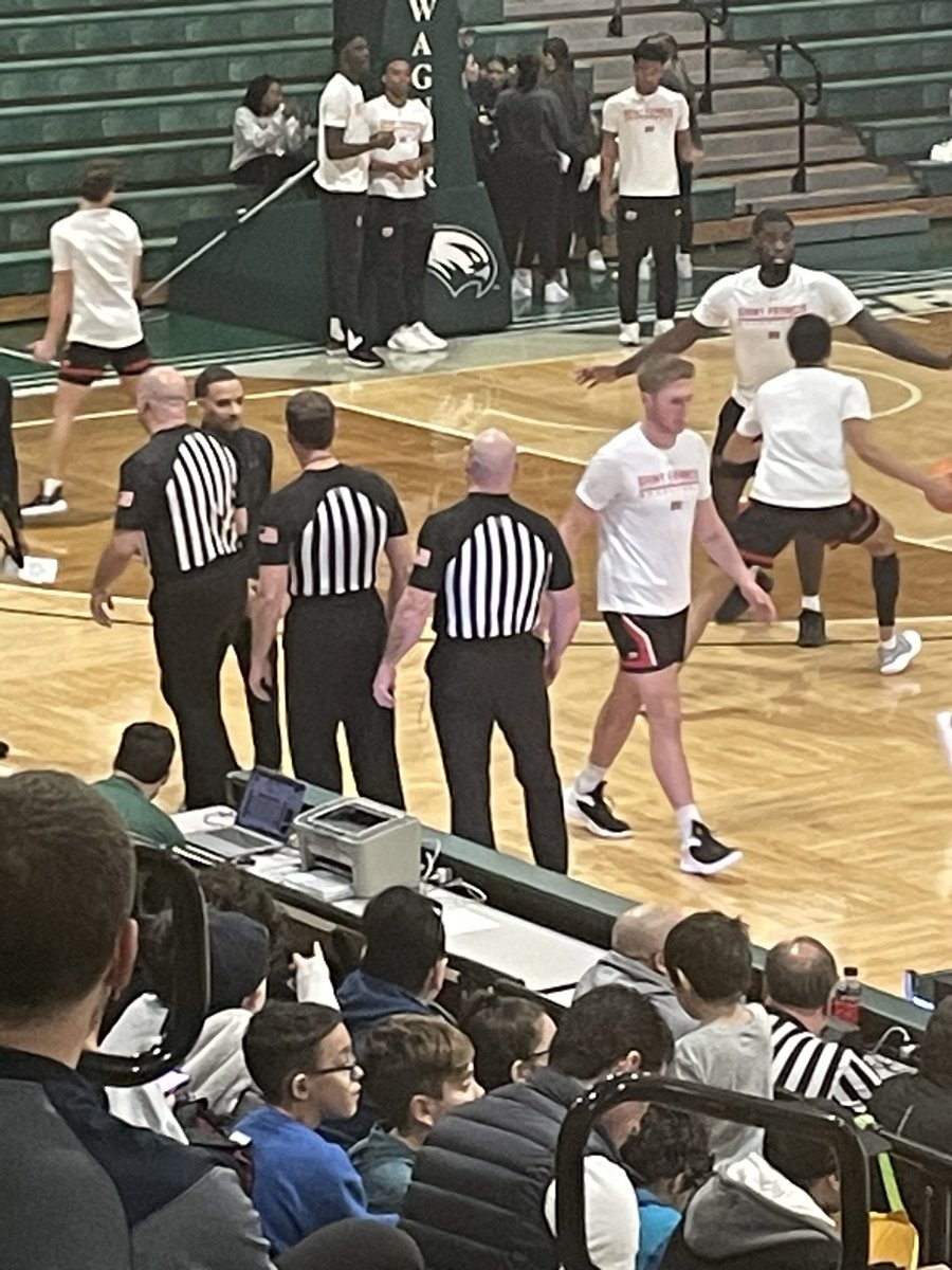 KingcougarMike's tweet image. @gilligan80 @QuarterRico @_RF30 @JohnnyKamen @johnnysfgiants @marctalky1 @eddiesofficials @rstones199 @P_S_Tobar @DavidBSack @andrew_gabriele #NCAA 🏀 14 #RedFlash at #Seahawks w @chiefstevfe_ (THANKS) @MannyMo98029267 &amp;amp; 500 strangers