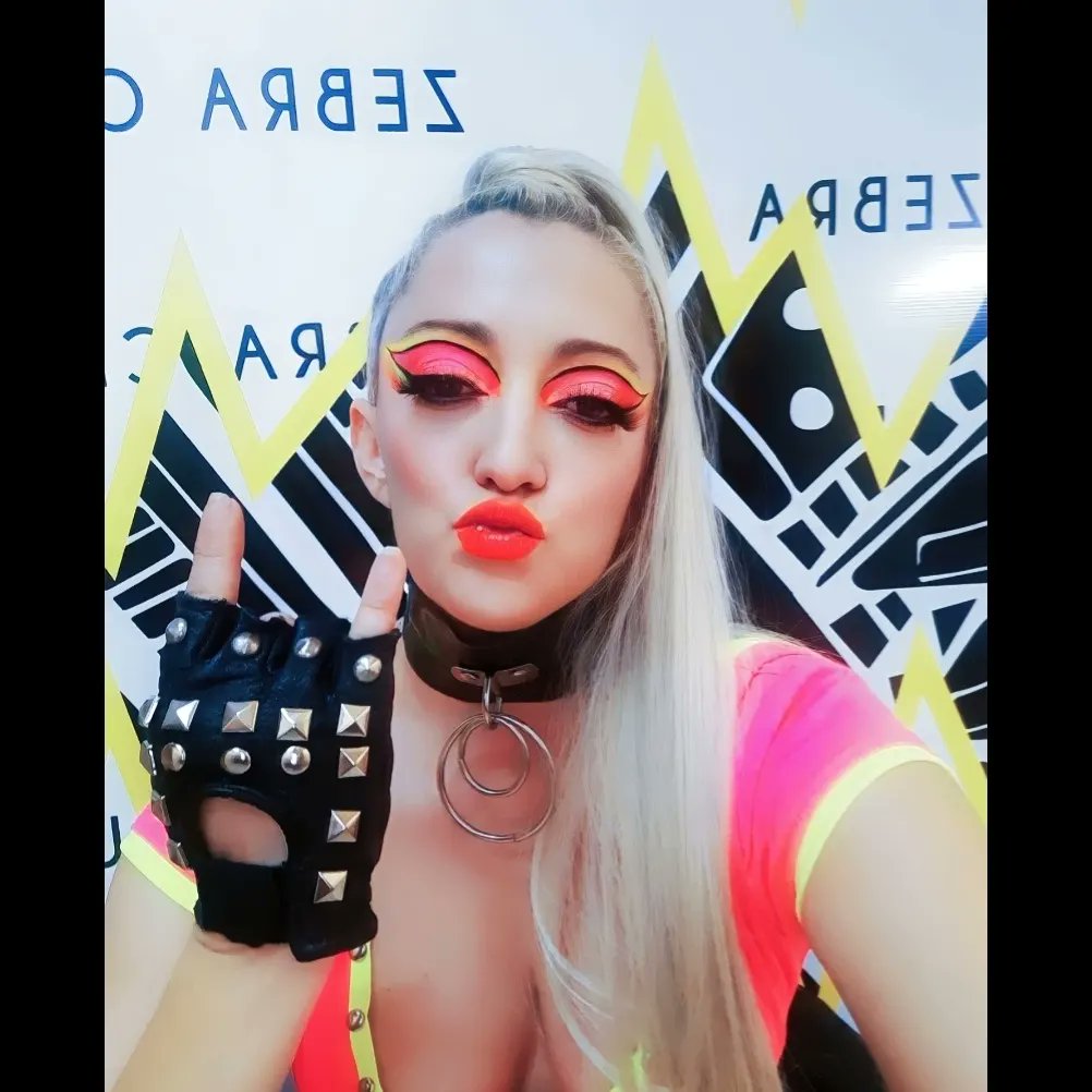Lola_Stagnaro's tweet photo. En camarinea de @zebramegusta con make up de:@sabriluraschimakeup, hair de @cortinasdepeloyestetica y vestuario de @paolaandorno para la temática de la Fiesta "Crazy Violeta".
#pics #makeup #look #vestuario #fluo #hair #temática #fiesta #crazyvioleta #zebraclub #Lolastagnaro https://t.co/xnvK5LMXOV