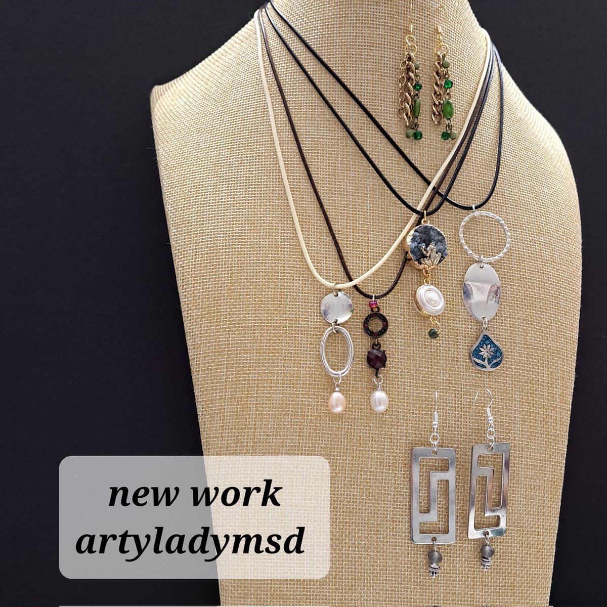 artyladymsd's tweet photo. Good day in the studio creating new work for my collection at Saratoga Arts Gallery Store. I love composing jewelry! ❤️🎨❤️
#inthestudio
#jewelry
#518artists
#shoplocal
#inthegallery
#artistinresidence
#ArlenesArtistMaterials
#saratogaartscenter https://t.co/qVXC1TAm9t