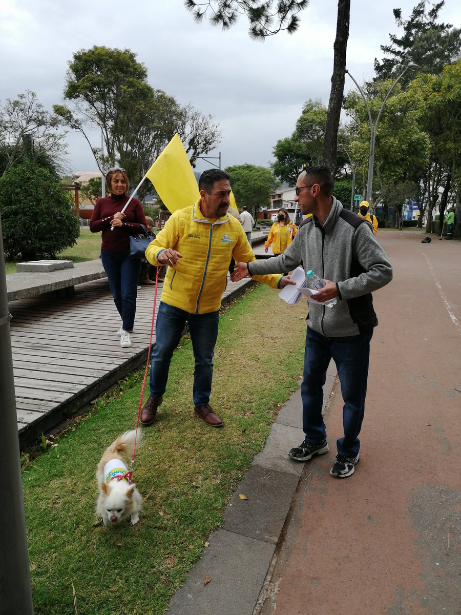 MarioVCastroQ's tweet photo. Acompañado de los canes 'Copito' y 'Max', recorrimos el Parque de la Madre compartiendo nuestra propuesta de campaña. Este parque será una de nuestras prioridades, en el que daremos mejores condiciones para la práctica deportiva y esparcimiento de la gente.
Por una #CiudadSegura https://t.co/IUeS7VtjUB