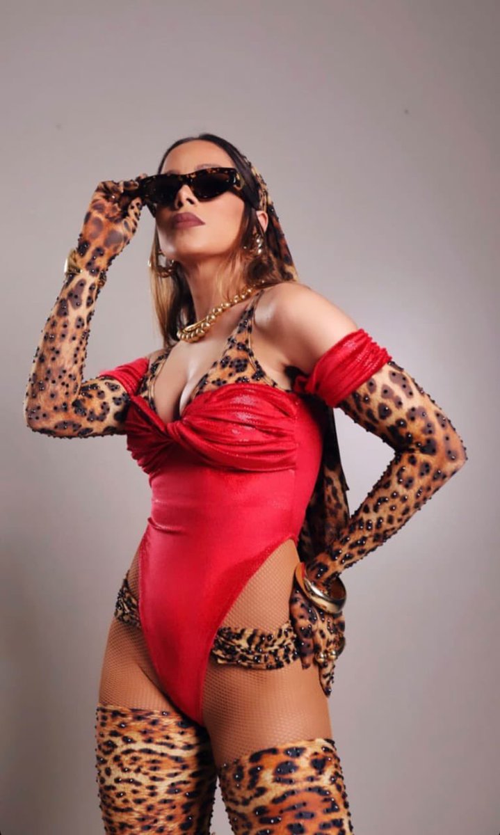AnittaCrave's tweet photo. Anitta's outfit for today's concert in Salvador, Brazil. She's dressed as Tieta paying a tribute to Jorge Amado's character https://t.co/BSiJreBBWF