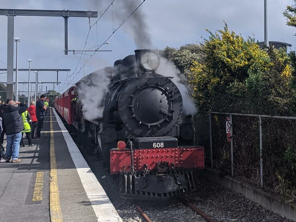 Not going to tweet much anymore, but I will promote my discussion of <a href="/DrDreHistorian/">André Brett</a>'s excellent book _Can't Get There From Here_ about the history of NZ passenger rail: patricklam.ca/post/20230107-…