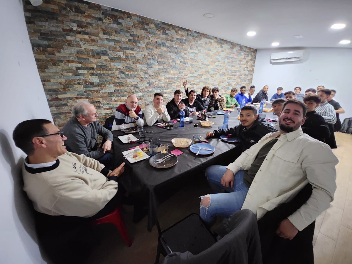 NOS CONJURAMOS TODOS PARA EMPEZAR BIEN EL AÑO ‼️

Tras la victoria por 5-0 al Valldoreix, nuestro Amateur ha cenado juntamente con el Cuerpo Técnico y la Junta Directiva. 

#orgullodeMontcada