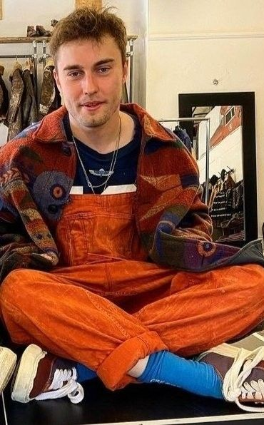 bestofsamfender's tweet photo. its the blue socks for me https://t.co/ueVnzRF8Nz