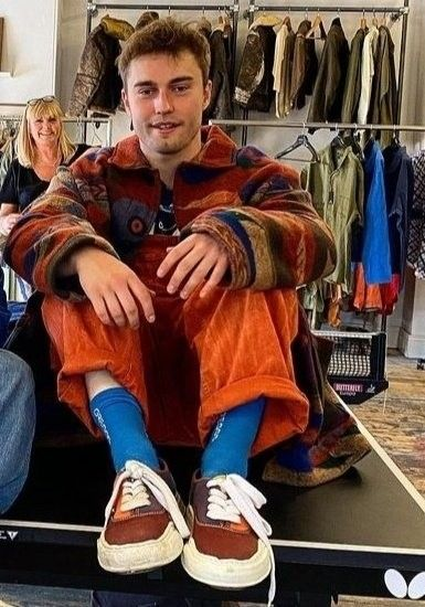 bestofsamfender's tweet photo. its the blue socks for me https://t.co/ueVnzRF8Nz