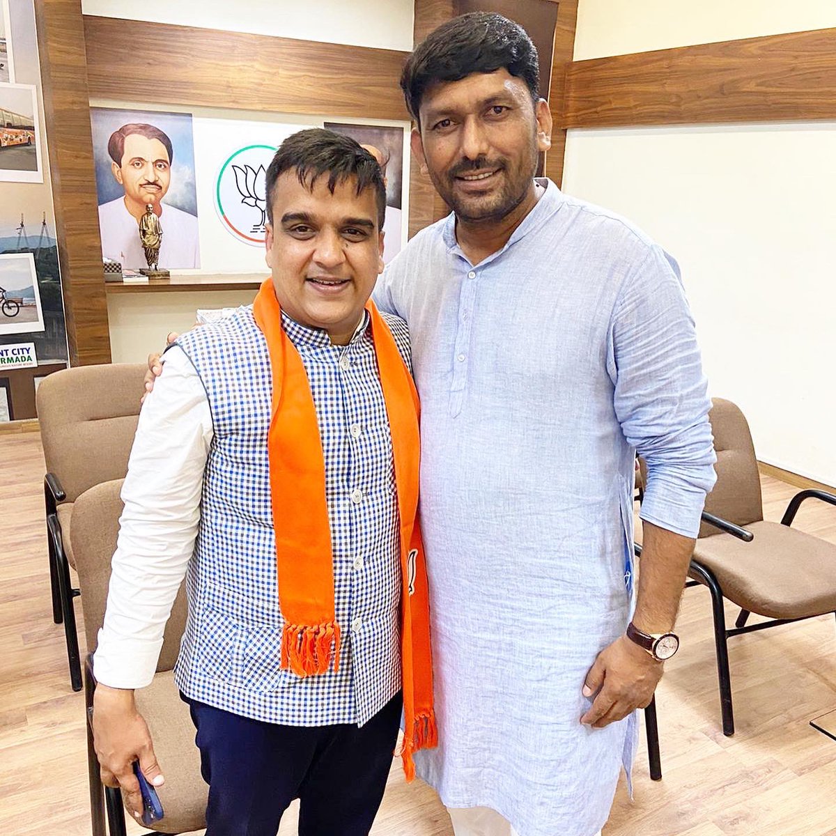 सरकार व संगठन में बखूबी दायित्व निभाकर जनसेवा में समर्पित रहने वाले परम मित्र, ऊर्जावान युवा, राज्य के गृह मंत्री श्री <a href="/sanghaviharsh/">Harsh Sanghavi</a> जी को जन्मदिवस पर बधाई। 

वर्षों से साथ कार्य करते हुऐ मैंने जो कार्य के प्रति तत्परता अनुभवी है,वह सदैव बनी रहें,ईश्वर आपकों स्वस्थ,प्रसन्न रखें।
