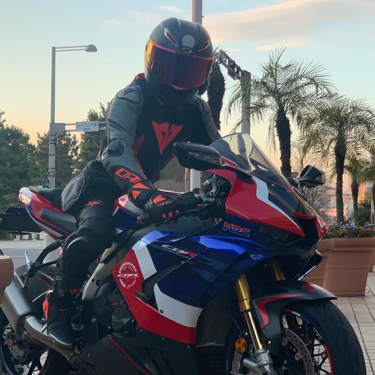 DAINESEODAIBA's tweet image. Brilliant #DaineseCrew &amp;amp; #AGVRider !!

#Honda のフラッグシップモデル #CBR1000RRR に #Dainese × #AGV のパーフェクトコーディネート。

美しいフォージドカーボンヘルメットに車体カラーに合わせた新作の2PCSレザースーツがExcellent!!

ご来店ありがとうございました！