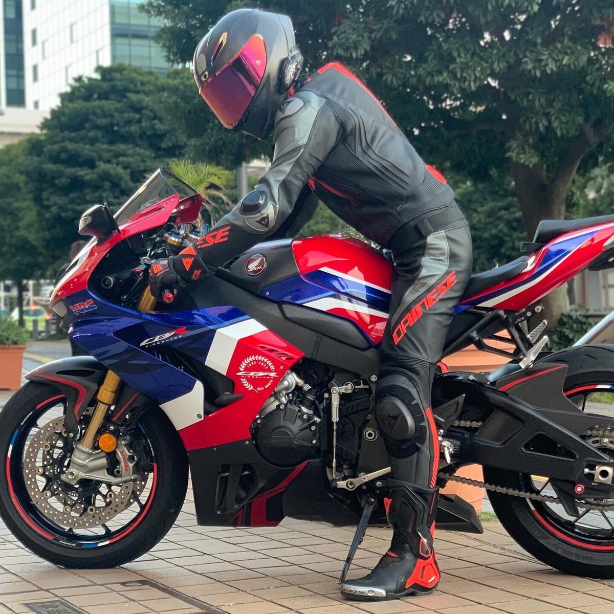 DAINESEODAIBA's tweet image. Brilliant #DaineseCrew &amp;amp; #AGVRider !!

#Honda のフラッグシップモデル #CBR1000RRR に #Dainese × #AGV のパーフェクトコーディネート。

美しいフォージドカーボンヘルメットに車体カラーに合わせた新作の2PCSレザースーツがExcellent!!

ご来店ありがとうございました！