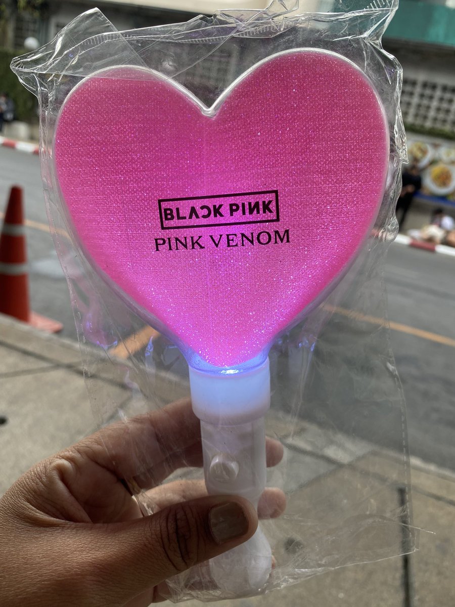 Tanyapa5's tweet photo. พร้อมส่งนะคะ หน้าคอน สินค้ามีไม่มาก #BORNPINKinBANGKOK 
#BORNPINKinBKK https://t.co/tMFdRWylhp