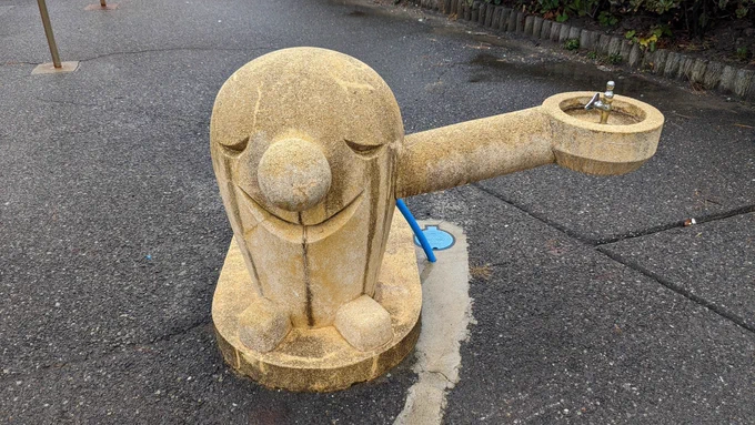 寺泊水族館素晴らしいな…展示もさることながら館内の空気感が素晴らしい。全てが完璧昭和の時代のこどもがみた夢みたいな水族館の空気がまるごと残ってる。京急油壺マリンパークや志摩マリンランドのように閉鎖される前にぜひ訪問すべき。 